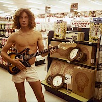 Тодд с гитарой в магазине. Hugh Holland